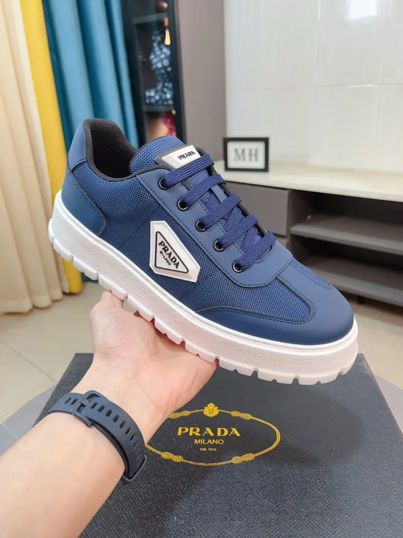 Men's shoes 💰440🌹🌹Prada 〈prada〉 luxury and fashionable high-end products ✊🔥The perfect last shape and top-notch handcrafting make this shoe immediately create a strong aristocratic atmosphere. Imported first-layer cowhide with brogue carving crafts💋Genuine leather lining🎶Rubber combination outsole specially imported from France for leather shoes😍Color: Mysterious Black☕️Size 38～44
